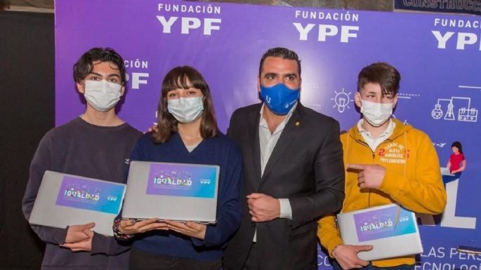 Fundación YPF hace historia entregando notebooks en Ushuaia