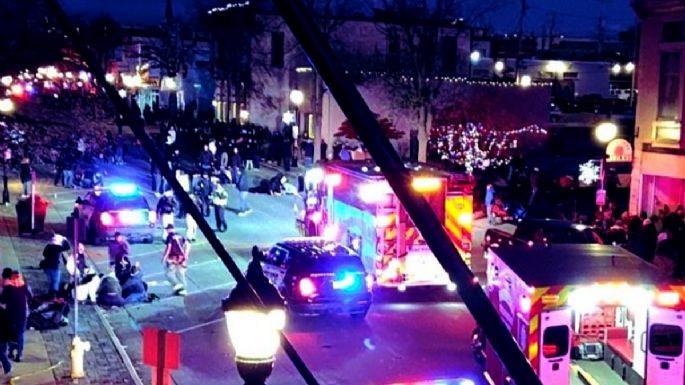 ESTADOS UNIDOS: una camioneta atropelló un desfile navideño