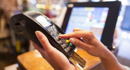 Jubilados y beneficiarios de AUH: se oficializó una suba en el reintegro por compras con tarjeta de débito
