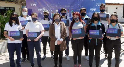 YPF, orgullo nacional: entregaron 500 notebooks a estudiantes de Mendoza