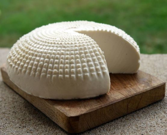 La receta tradicional con queso de cabra, el producto estrella de Tafí del Valle