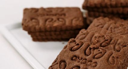 Cómo hacer alfajores con las famosas galletitas de chocolate en 5 minutos para la hora del postre