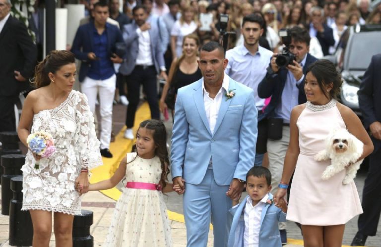 Carlos Tevez con su familia. Fuente: (Fotógrafo David Fernández)