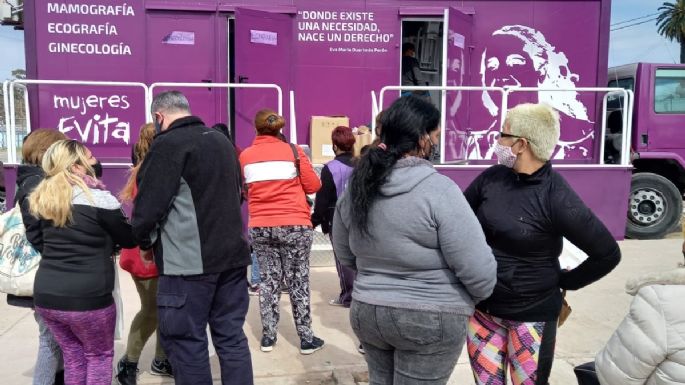 El referente del Movimiento Evita, Gildo Onorato, visitó el camión de salud sexual transfeminista