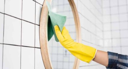 Trucos para limpiar las manchas de pintura, cal y jabón de los espejos fácilmente