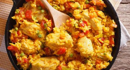 Receta fácil de arroz con pollo y verduras salteadas