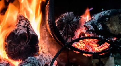 Cómo hacer un fuego perfecto para tu asado: los trucos que debes conocer