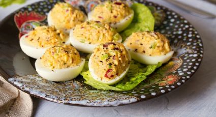 Receta fácil y económica de huevos rellenos: los pasos para prepararlos con 5 ingredientes