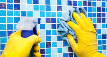 Elimina las manchas de tus azulejos con estos trucos efectivos