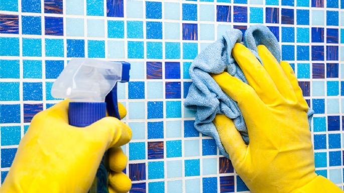 Elimina las manchas de tus azulejos con estos trucos efectivos